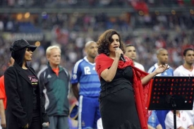 Zpěvačka zp&iacute;vala hymnu Francie a stadion v Pař&iacute;ži p&iacute;skal.