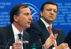 Komisař EU pro imigraci Frattini (vlevo) a předseda Komise Barroso Komisař EU pro imigraci Frattini (vlevo) a předseda Komise Barroso