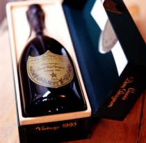 Dom Perignon je exkluzivní záležitost. Dom Perignon je exkluzivní záležitost.