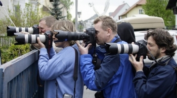 Reportéři obléhající Fritzlův dům v Amstettenu.