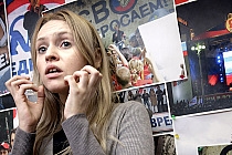 Marija Sergejevová sleduje Putinův projev.