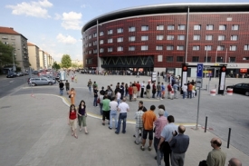 Několikasetmetrov&aacute; fronta fanou&scaron;ků před stadionem v Edenu.
