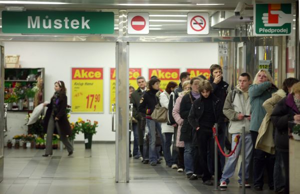 Frontám u předprodejů by s elektronickou tramvajenkou mělo odzvonit.