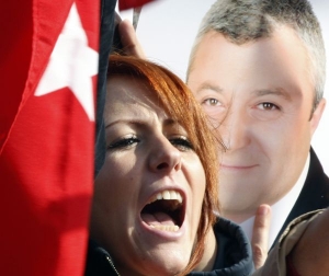 Před věznicí protestovali příznivci novináře Tuncaye Ozkana.