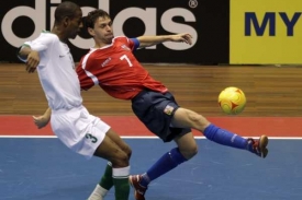 Český futsalový reprezentant Martin Dlouhý v souboji o míč.