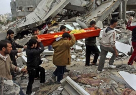 Palestinci vyn&aacute;&scaron;ej&iacute; z trosek domu čtyři mrtv&eacute; členy rodiny.