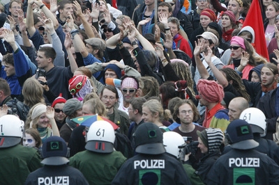 Summit G8 provázejí silné protesty