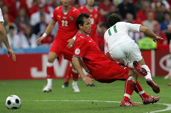 Tomáš Galásek zastavuje Simaa v utkání proti Portugalsku. Tomáš Galásek zastavuje Simaa v utkání proti Portugalsku.