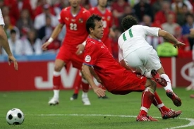 Tom&aacute;&scaron; Gal&aacute;sek zastavuje Simaa v utk&aacute;n&iacute; proti Portugalsku.