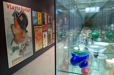 S plakáty sousedí expozice skla na výstavě Za patnáct.