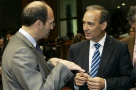 Ministři financ&iacute; Fernando Teixeira dos Santos (vpravo) a Eric Woerth.