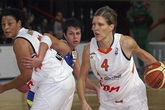 Ilustrační foto: Basketbalistky Brna (v bílém) v akci. Ilustrační foto: Basketbalistky Brna (v bílém) v akci.