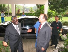 Ibrahim Gambari (vlevo) odjel s prázdnýma rukama. Ibrahim Gambari (vlevo) odjel s prázdnýma rukama.