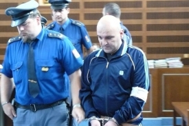 Obžalovaného Angelova vyvádí eskorta ze soudní síně.
