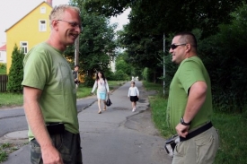 Velitel divize Národní gardy Martin Novotný (vlevo) a jeho kolega.