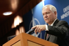 Americký ministr obrany Robert Gates během svého vystoupení na konferenci ve španělské Seville.