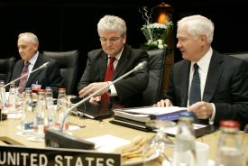 Americk&yacute; ministr obrany Robert Gates (vpravo) hovoř&iacute; se sv&yacute;m britsk&yacute;m