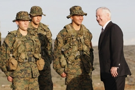 Robert Gates promlouvá s vojáky.