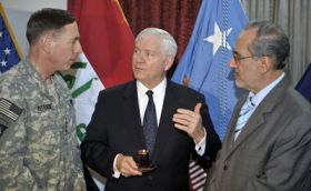 Robert Gates (uprostřed) a David Petraeus (vlevo).