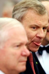 Robert Gates (vlevo) a generální tajemník NATO Jaap de Hoop Scheffer. 