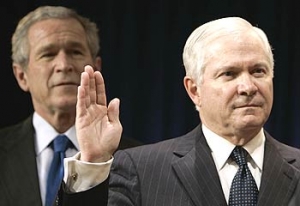 Nevadí jim ani Bushův muž Robert Gates...
