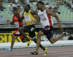 Tyson Gay (v bílém) chce zítra pokořit světový rekord Asafy Powella.