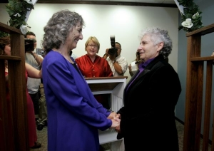 Shelly Bailesová (l) a Ellen Pontacová si po letech mohly říct své ano.