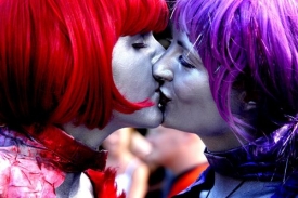 Mezinárodní pochod Gay Pride přilákal ve Stockholmu tisíce lidí.