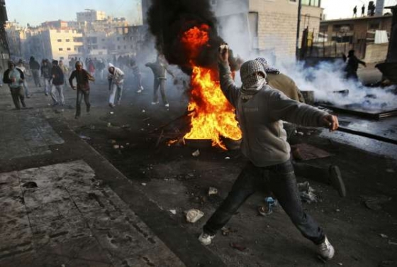 Protest Palestinců na okraji Jeruzaléma proti vojenské operaci v Gaze. Protest Palestinců na okraji Jeruzaléma proti vojenské operaci v Gaze.