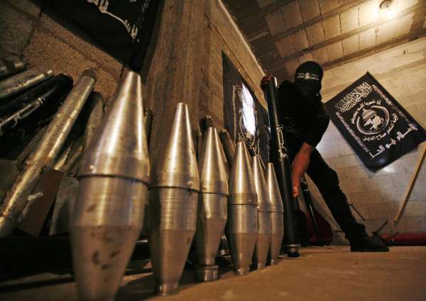Palestinští radikálové v Gaze předvádějí novinářům své střely.