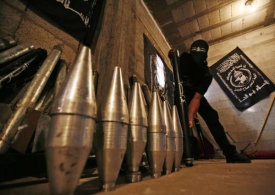 Palestinští radikálové v Gaze předvádějí novinářům své střely.