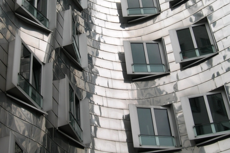 Všechny tři Gehryho domy se potkávají na zrcadlech „kafkovské&quot; budovy.