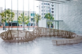 Tokyo Bench od Gehry Partners.
