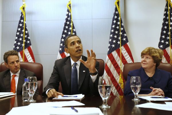 Barack Obama, Timothy Geithner a ekonomická poradkyně Christina Romer.