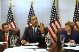Barack Obama, Timothy Geithner a ekonomick&aacute; poradkyně Christina Romer.