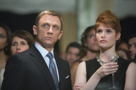 Herečka Gemma Artertonová jako poslední Bondgirl.