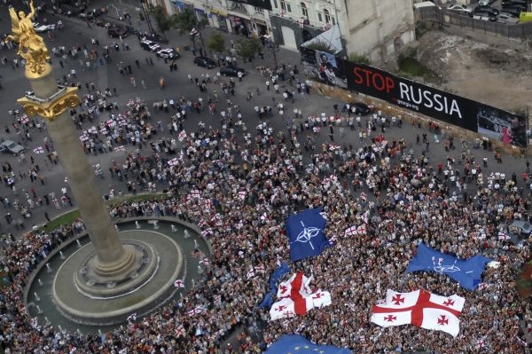 Protestující u sochy sv. Jiří na náměstí v Tbilisi. Protestující u sochy sv. Jiří na náměstí v Tbilisi.