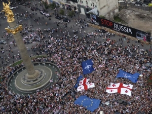 Protestující u sochy sv. Jiří na náměstí v Tbilisi.