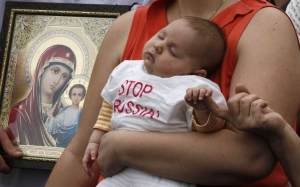 "Zastavte Rusko!" hlásá nápis na dětském oblečku.