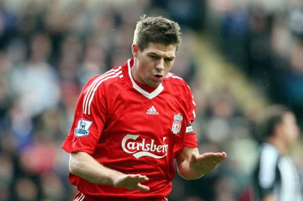 Steven Gerrard zakončil rok 2008 dvěma góly a rvačkou.