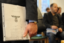 Odpůrci projektu se báli, že bude zlehčována vina nacistů. Odpůrci projektu se báli, že bude zlehčována vina nacistů.