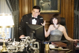 Steve Carell a Anne Hathawayov&aacute; v komedii Dostaňte agenta Smarta.
