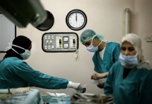 Američt&iacute; a palestin&scaron;t&iacute; doktoři se připravuj&iacute; k operaci n&aacute;doru chlapce.