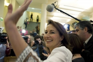 S&eacute;golene Royalov&aacute; ve středu pozornosti novin&aacute;řů.