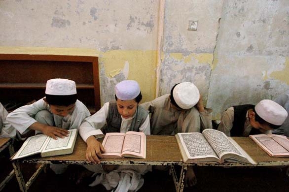 Afghánští chlapci čtou korán, samozřejmě neupravený. Afghánští chlapci čtou korán, samozřejmě neupravený.