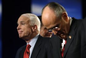 Republik&aacute;ni John McCain (vlevo) a Rudy Giuliani.