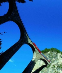 Elegantní oblouky viaduktu Landwasser se klenou ve výšce 65 metrů.