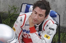 Německý pilot stáje Toyota Timo Glock pár okamžiků po nárazu.