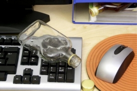 S alkoholem v krvi není radno psát e-maily.