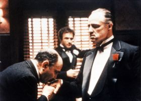 Nezapomenutelný Marlon Brando v roli sicilského kmotra.